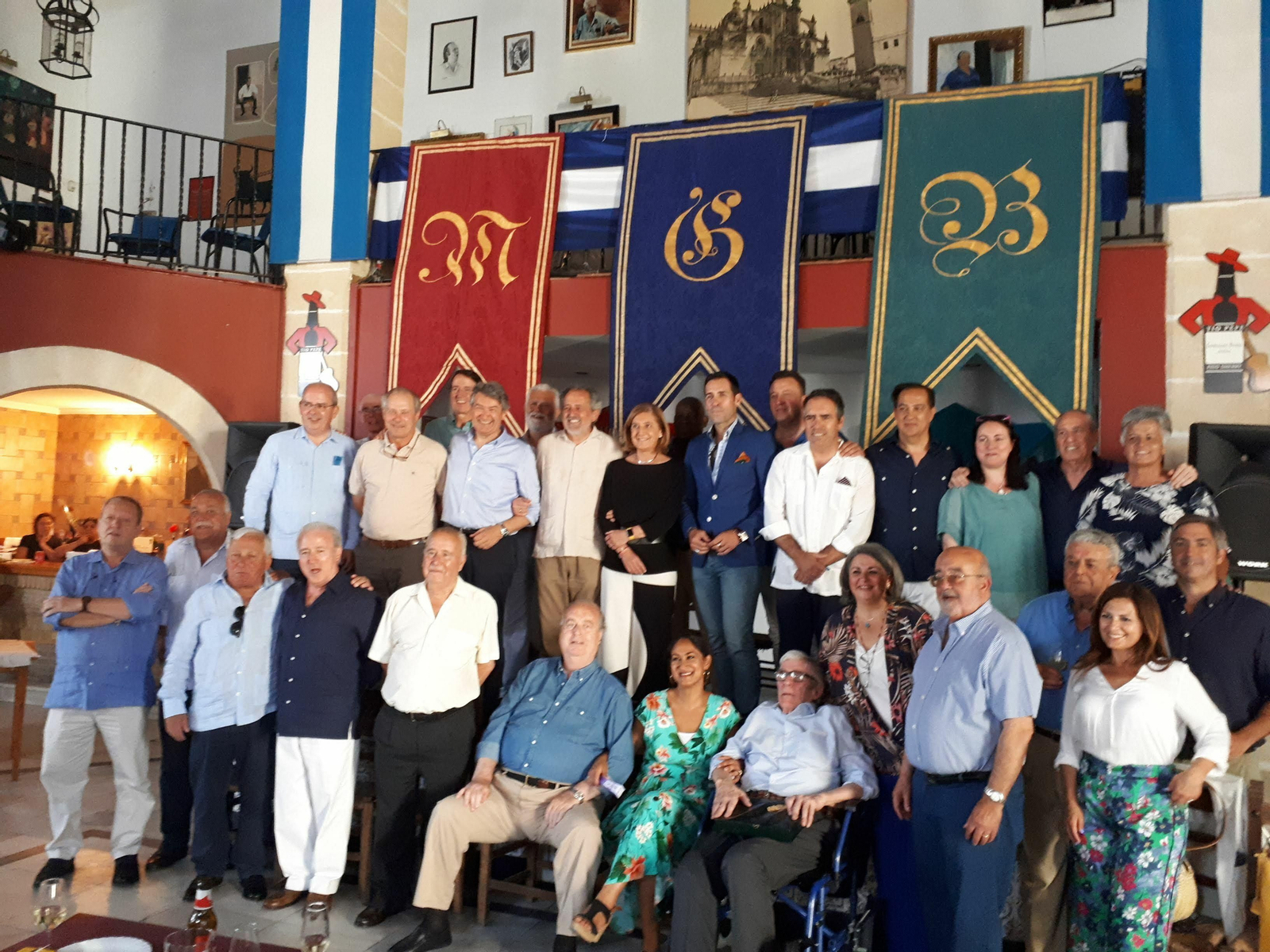 Los Reyes Magos asistentes al encuentro posan en la foto de familia en el escenario del Centro Cultural Flamenco Don Antonio Chacón. Los Reyes Magos asistentes al encuentro posan en la foto de familia en el escenario del Centro Cultural Flamenco Don Antonio Chacón.
