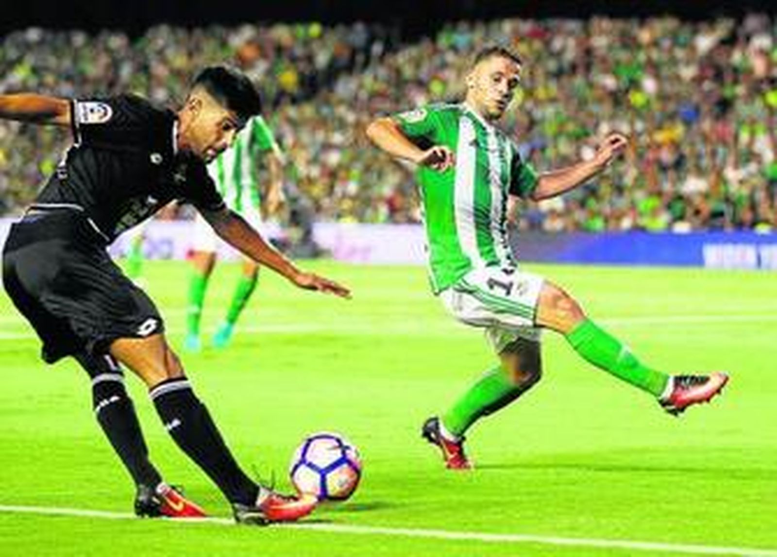 Durmisi intenta cortar el pase de Juanfran, en un lance del partido del pasado viernes en el Villamarín.