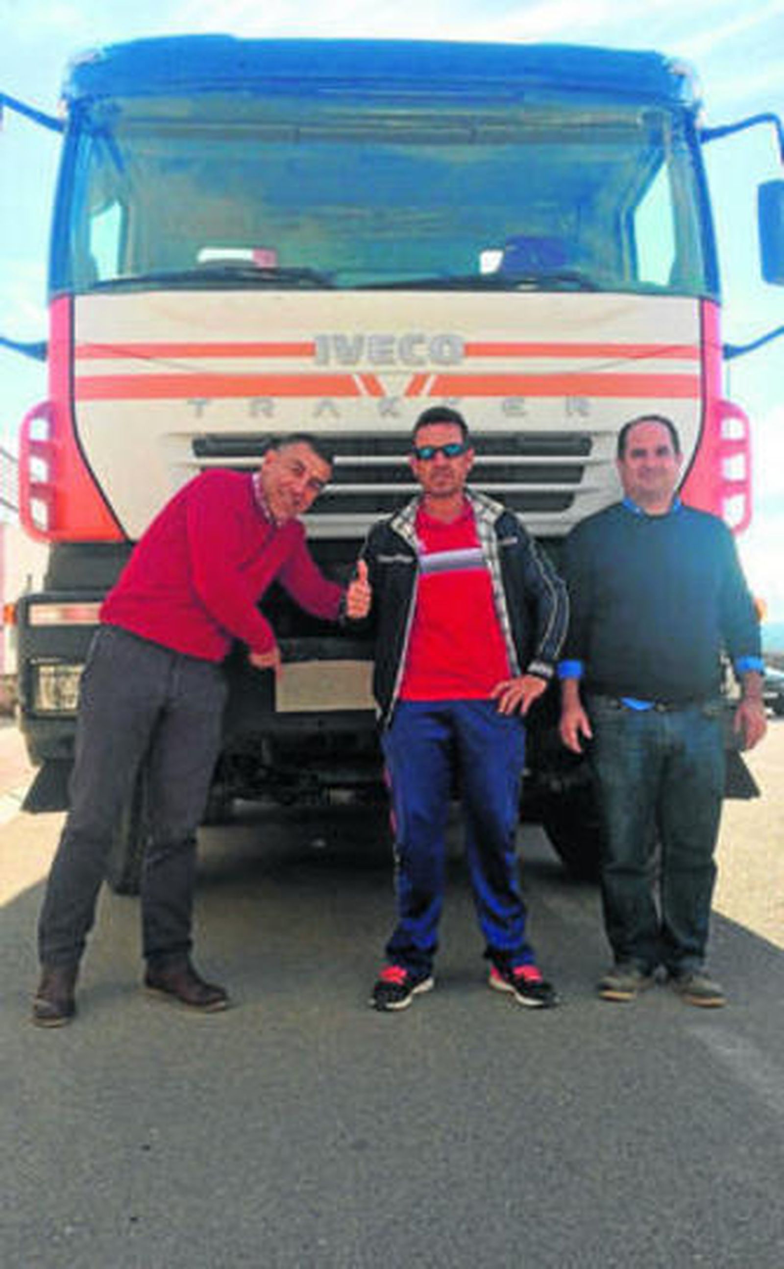 Los tres empresarios junto al vehículo que han recuperado.