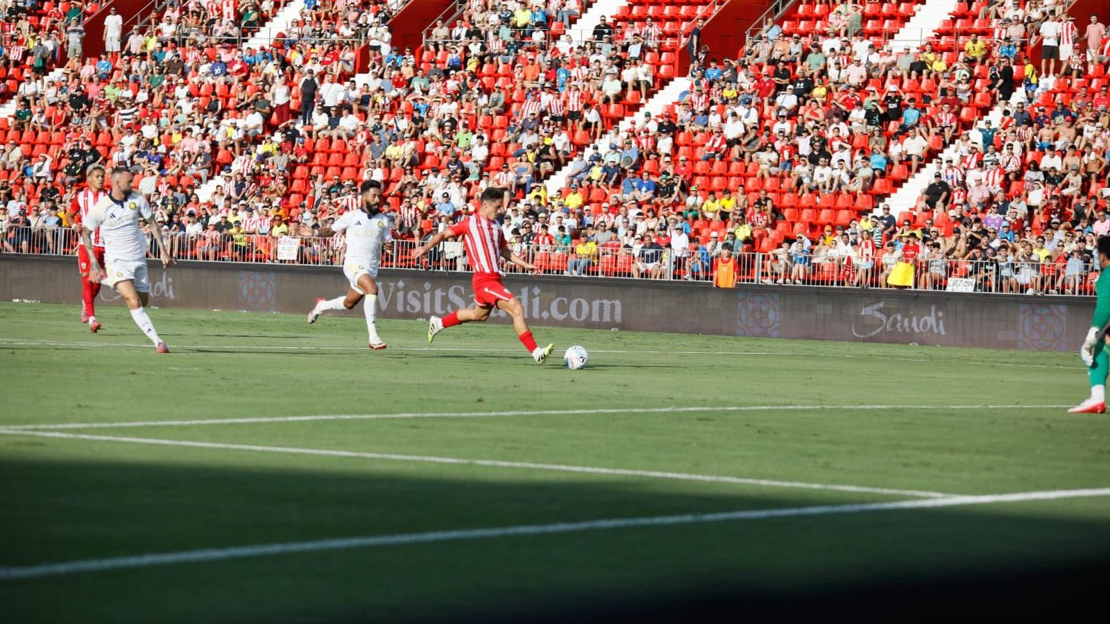 Arribas prepara la pierna zurda para el disparo en la acción con la que consiguió adelantar a los rojiblancos.