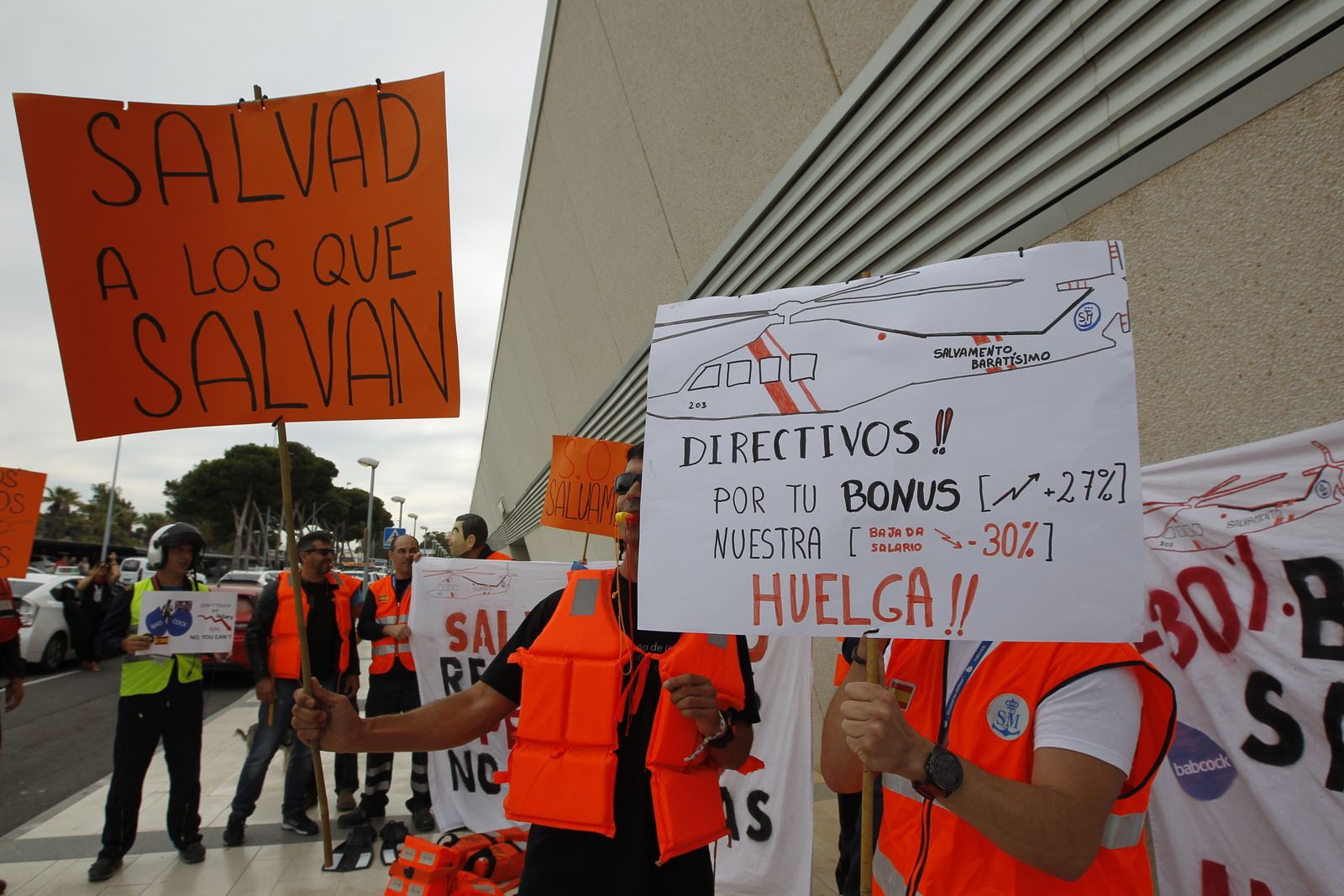 Fotogalería protesta equipo aéreo Salvamento Marítimo en Almería