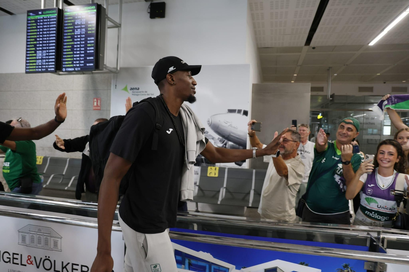 El Unicaja brinda la Intercontinental a un centenar de aficionados en el aeropuerto