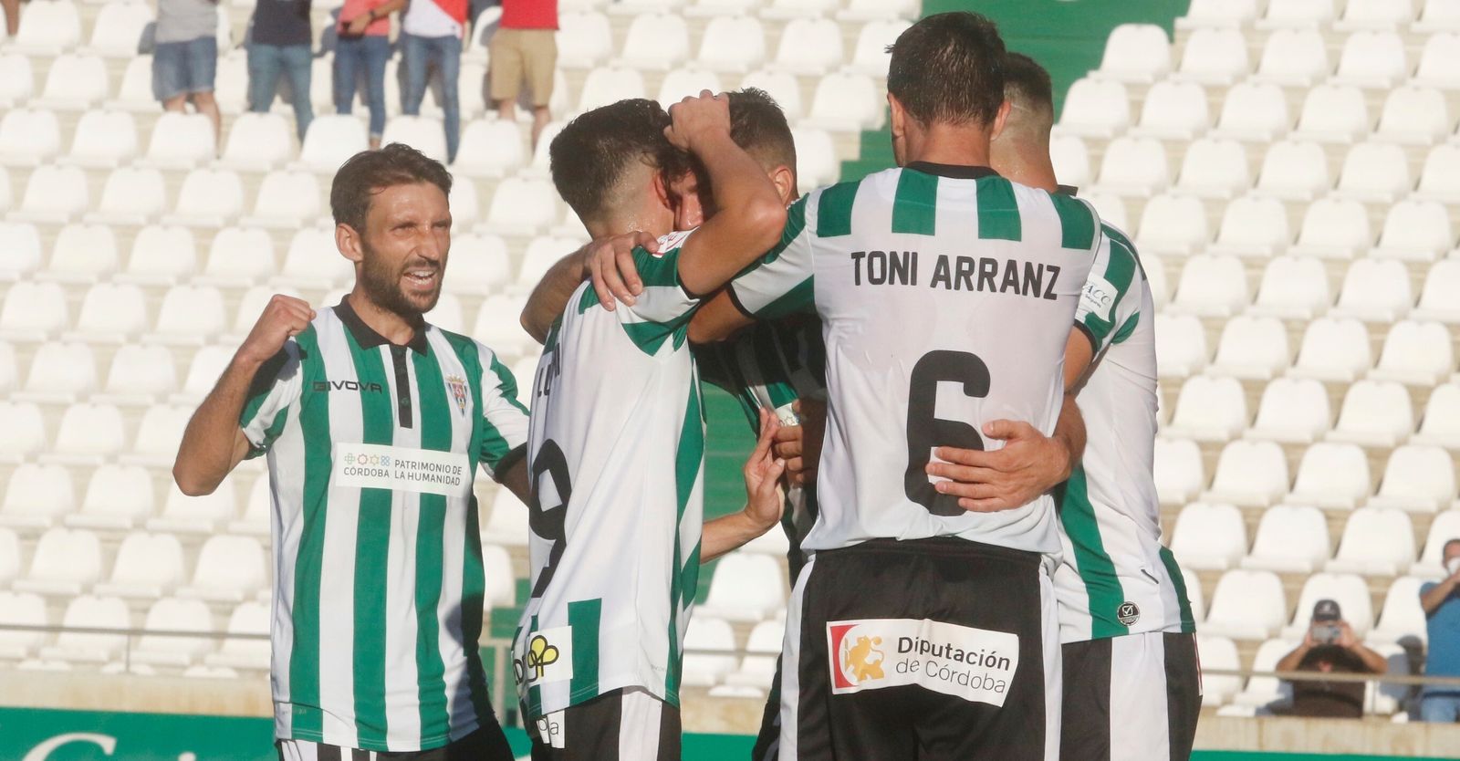 Los jugadores del Córdoba CF celebran un gol en El Arcángel.