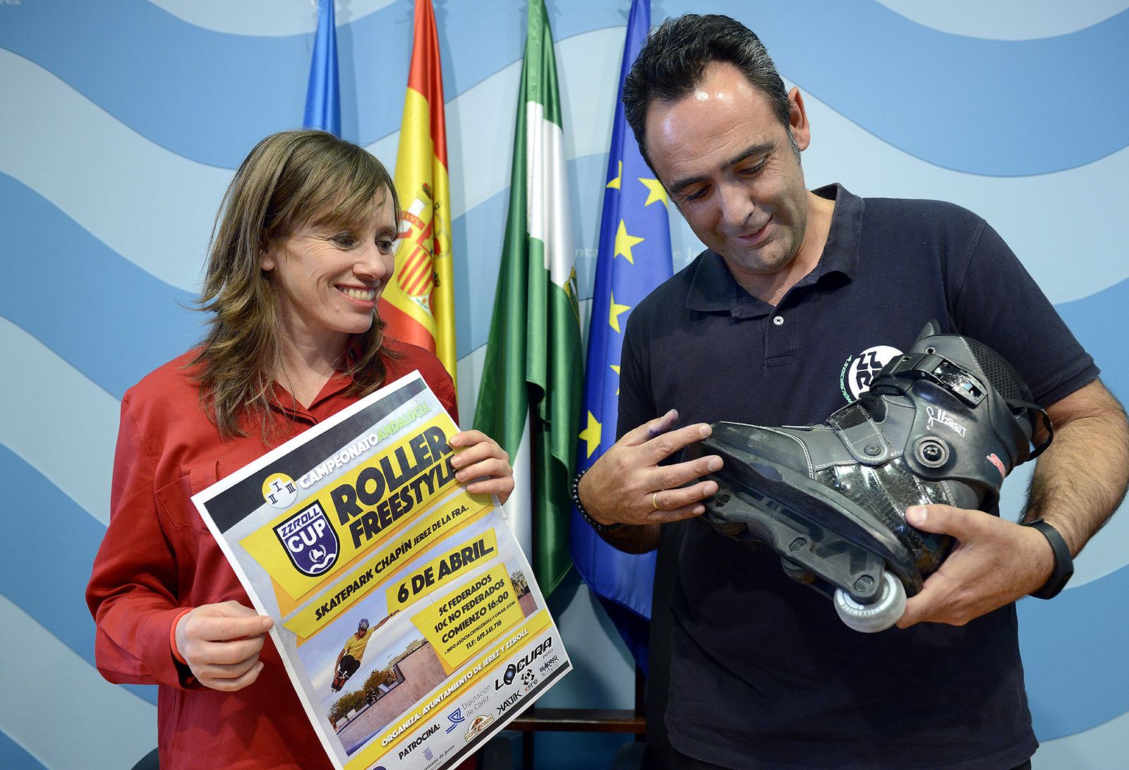 Laura Álvarez, con el cartel anunciador del Andaluz junto a Lorenzo Páez, presidente del ZZ Roll.