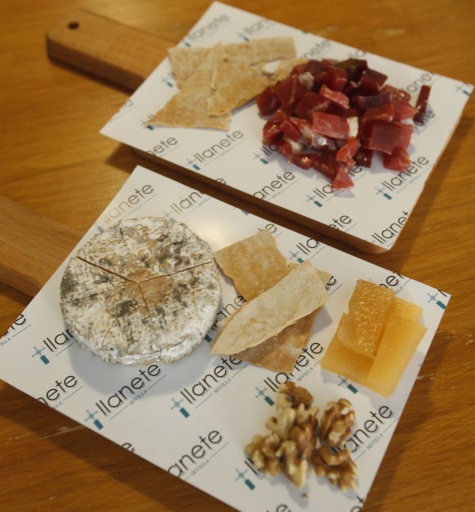 Chacina y queso acompañados de regañá.