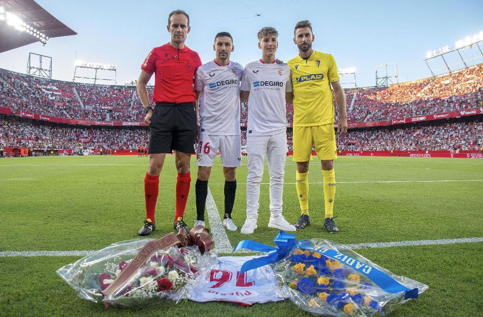 El hijo de Antonio Puerta, junto al árbitro y los capitanes en el Sevilla-Cádiz.