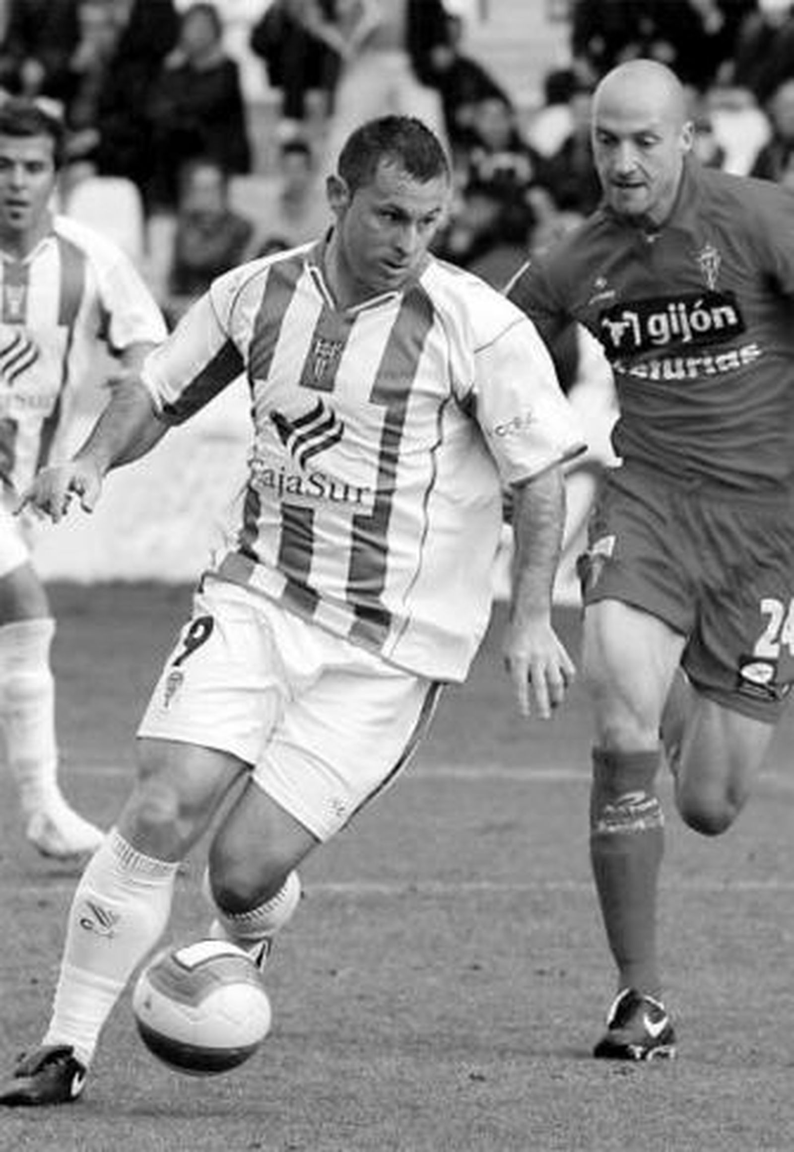 Javi Moreno, autor del primer gol, conduciendo el balón.
