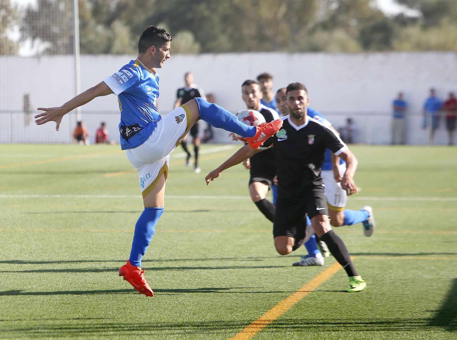David Narváez eleva la pierna ante un contrario para intentar controlar un balón en la medular.