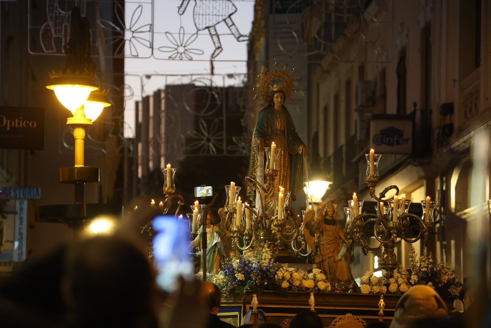 La procesión de la Virgen de la Milagrosa de Córdoba, en imágenes