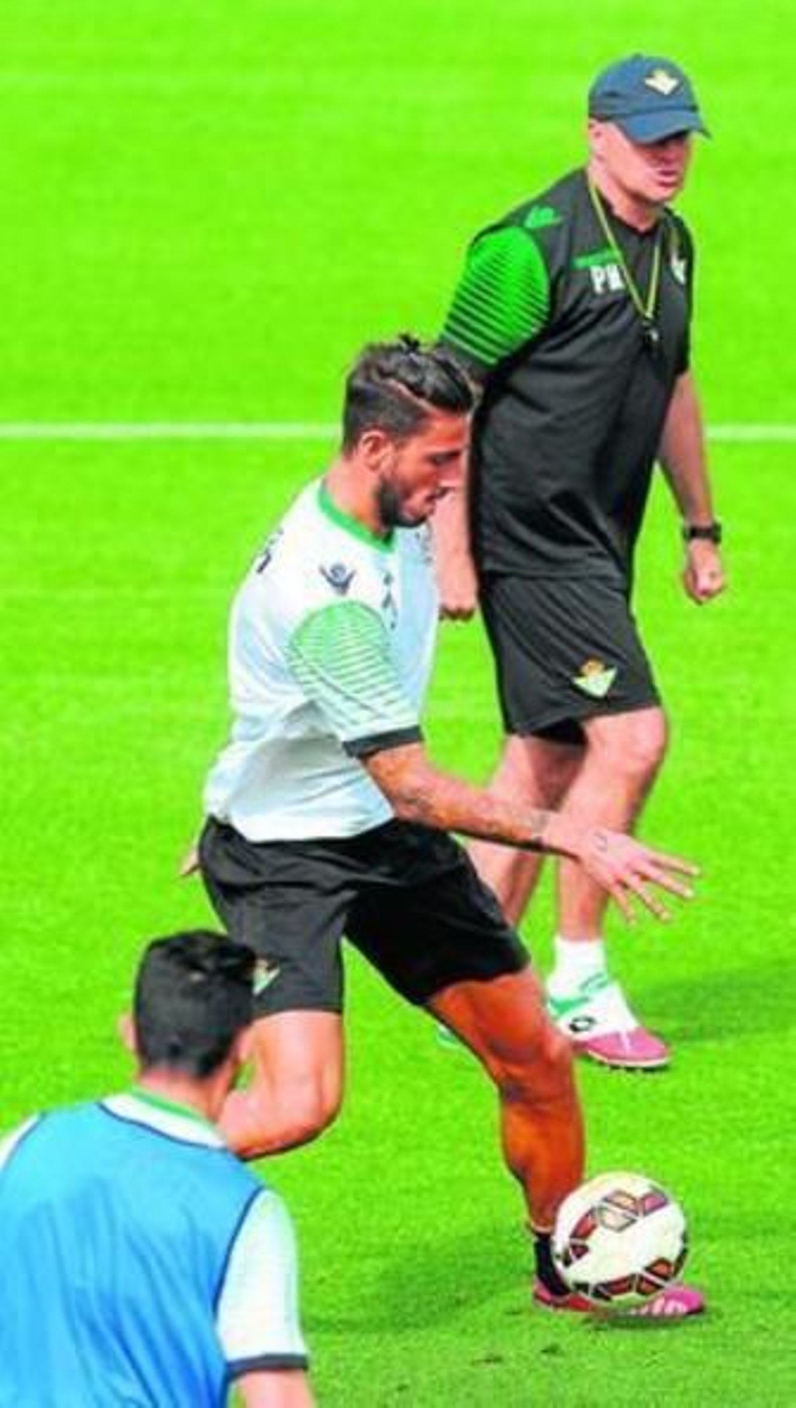 Piccini conduce el balón, con Mel justo detrás.