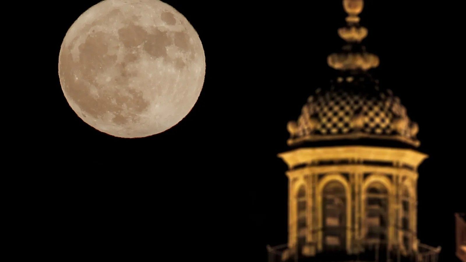 Luna sobre la Catedral de Jerez.