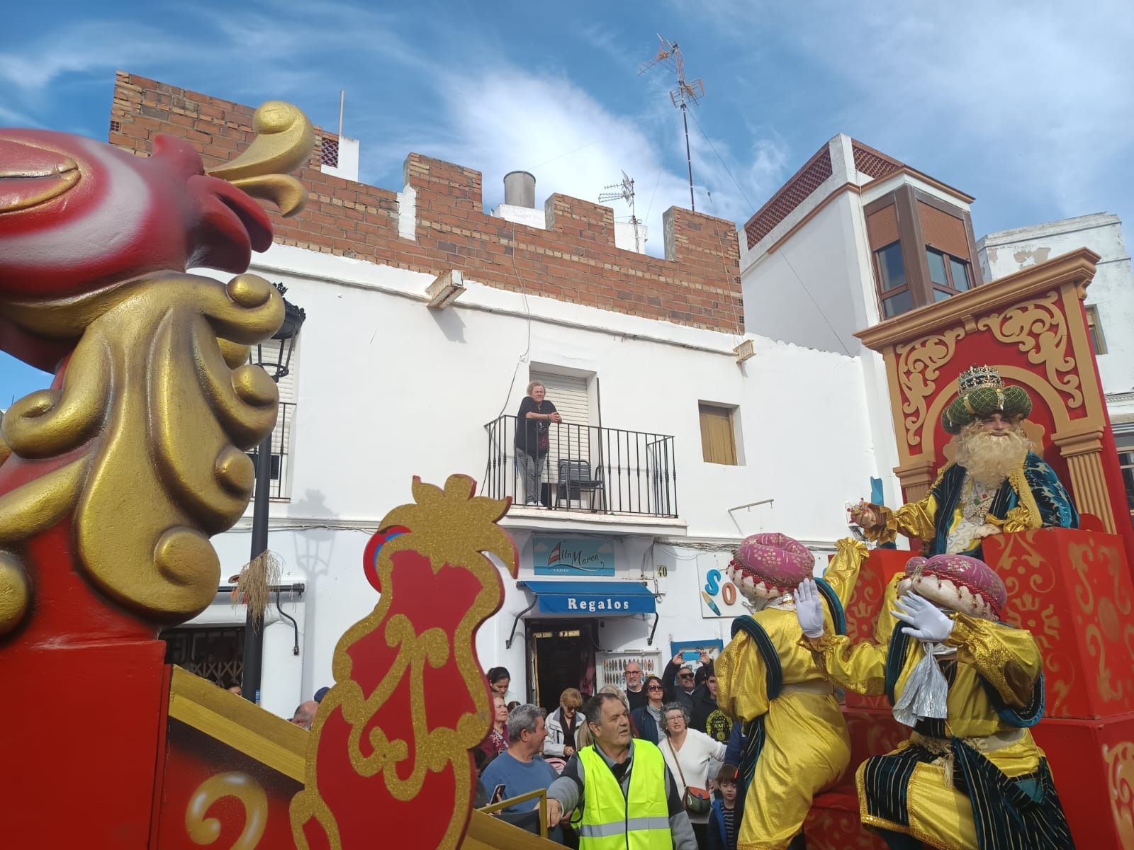 La ilusión de la cabalgata de los Reyes Magos recorre Tarifa en una mañana sin lluvia, en imágenes