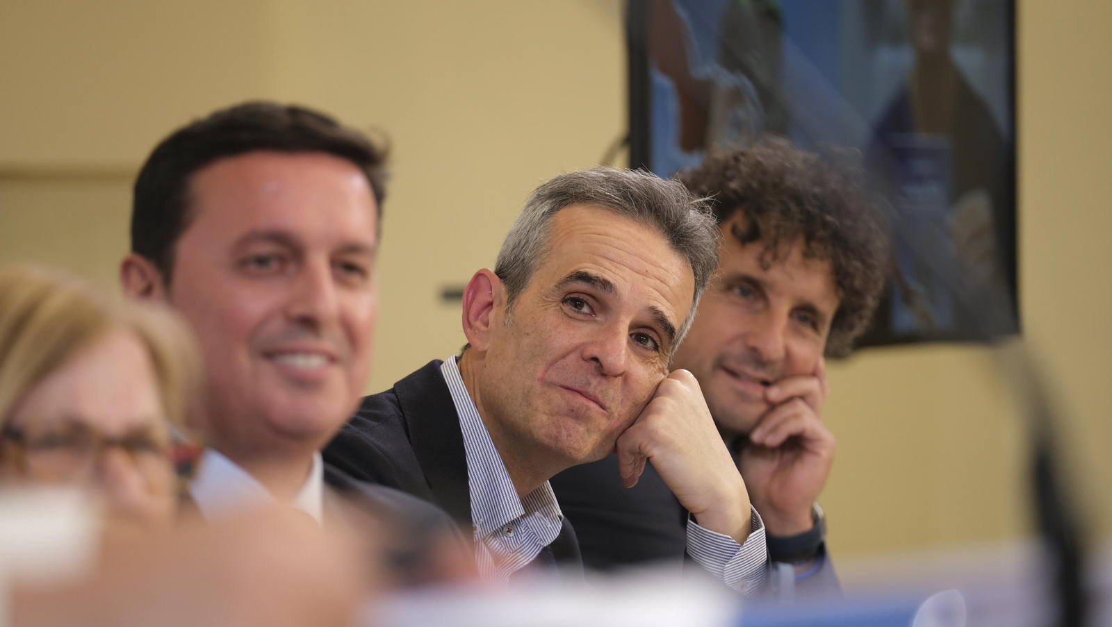 El Doctor Antonio Ríos presenta su libro 'Una Rodilla Feliz', en imágenes