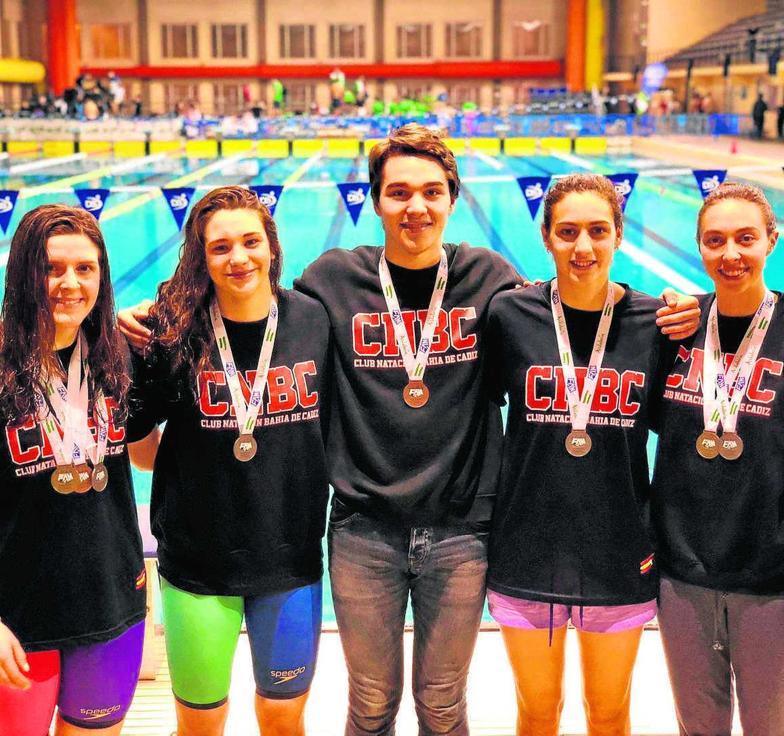 Medallistas del CN Bahía de Cádiz, con la jerezana Alba Gómez, que ayer coparon el protagonismo provincial.