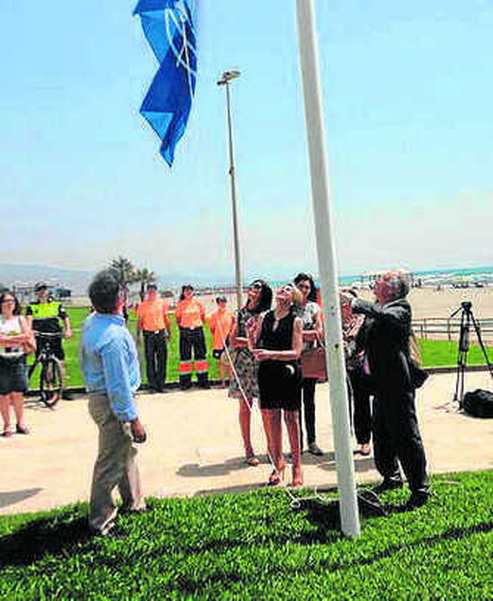 Izado de las banderas.