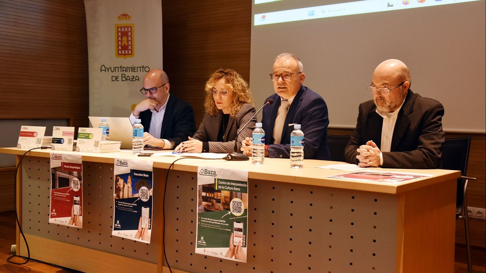 El alcalde de la ciudad, Pedro J. Ramos, el concejal de Turismo, José Gabriel López, y la diputada de Turismo de la Diputación, Marta Nievas, presentan las audioguías