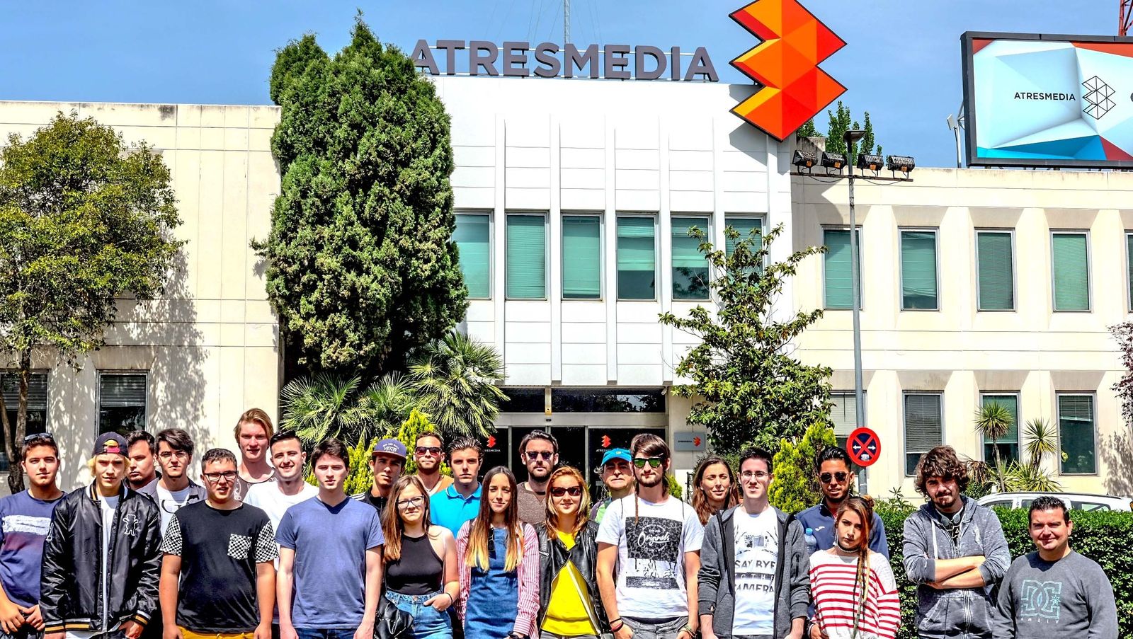 El grupo de alumnos de la Escuela de Imagen y Sonido de Almería a las puertas de la sede del grupo Atresmedia.