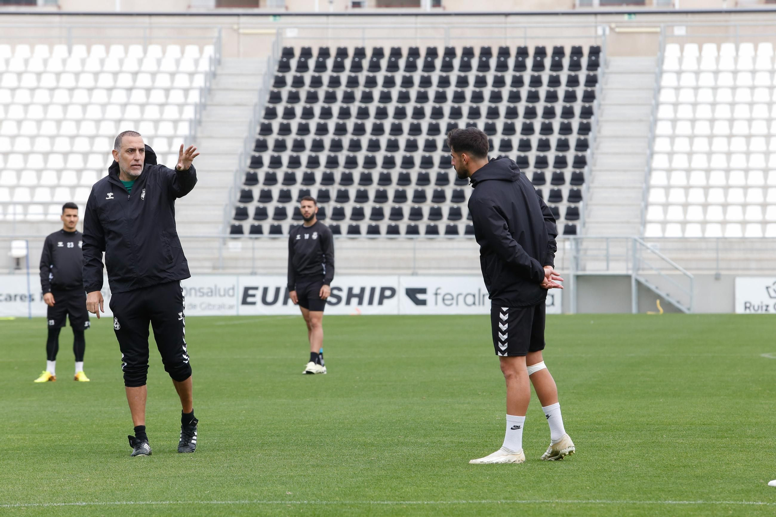 Las fotos del relevo en el banquillo de la Balona