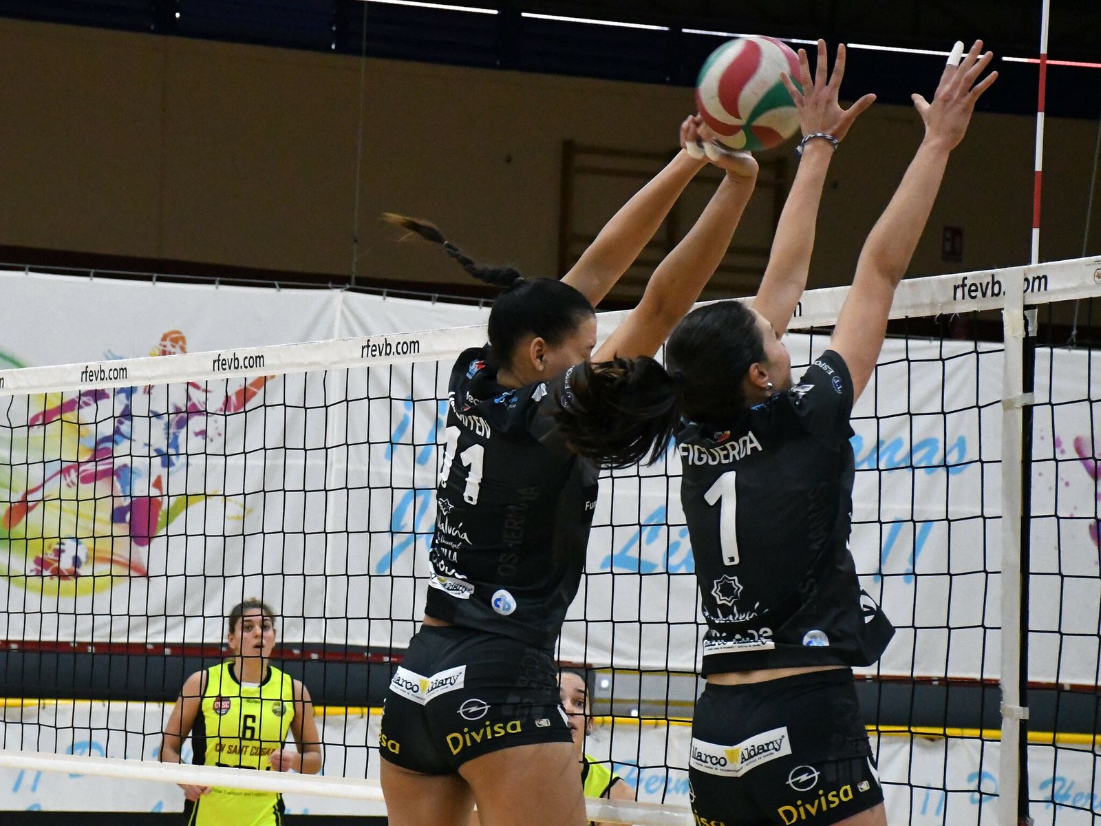 Meriyén y María Figueroa bloquean una bola aérea.