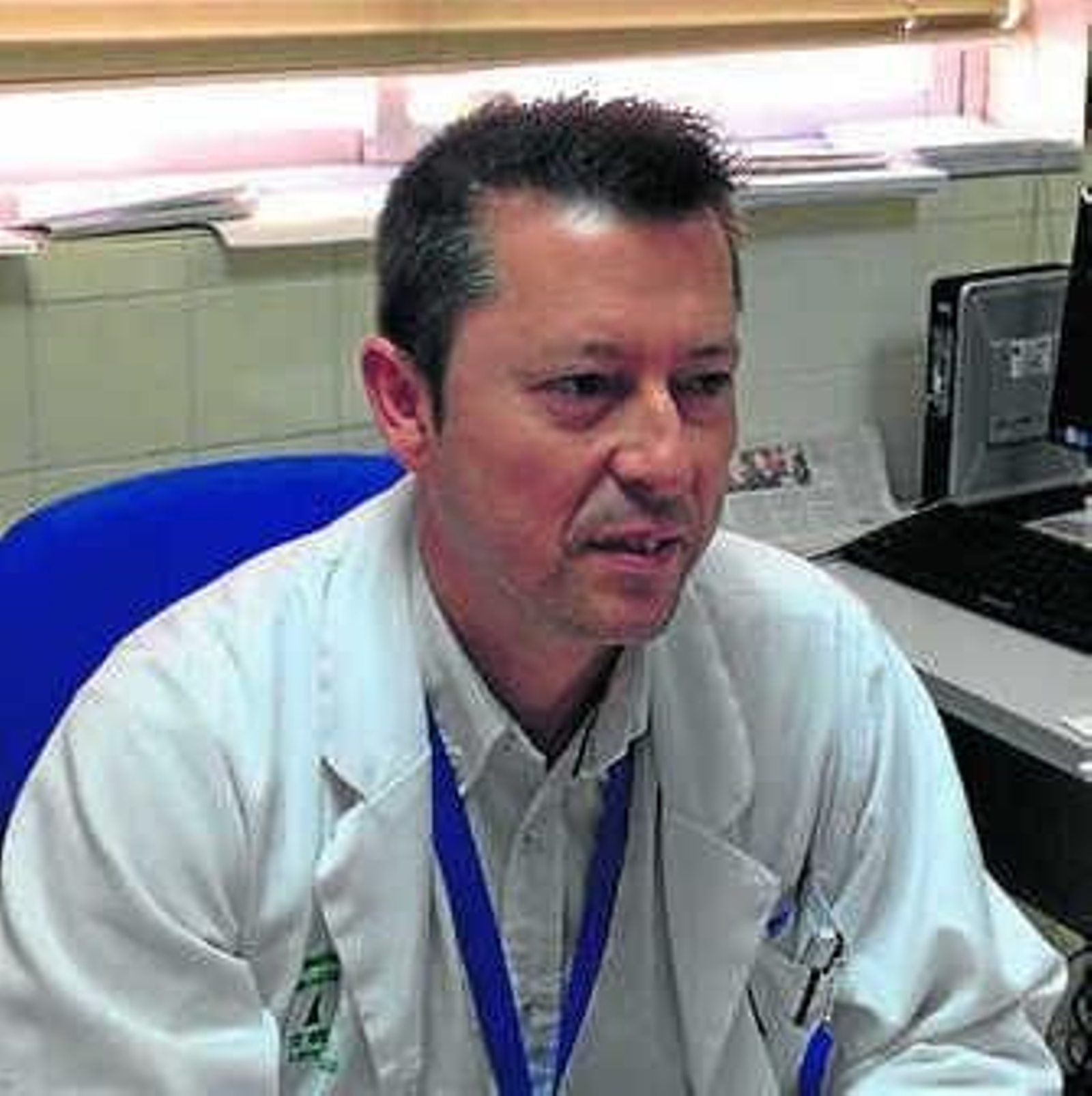 Una enfermera atiende a un paciente afectado de Párkinson.