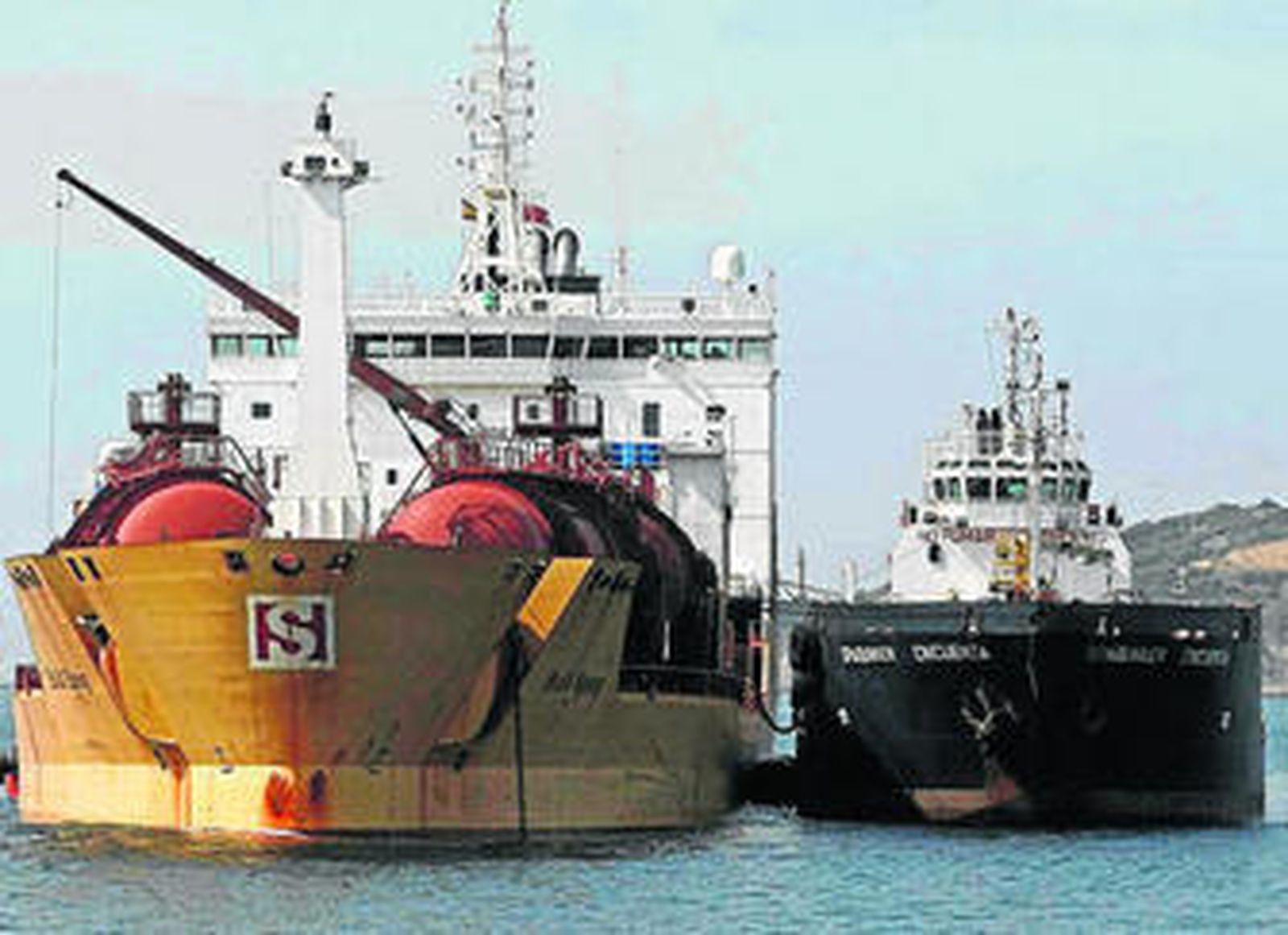 Una gabarra surte de combustible a un buque fondeado en Algeciras.