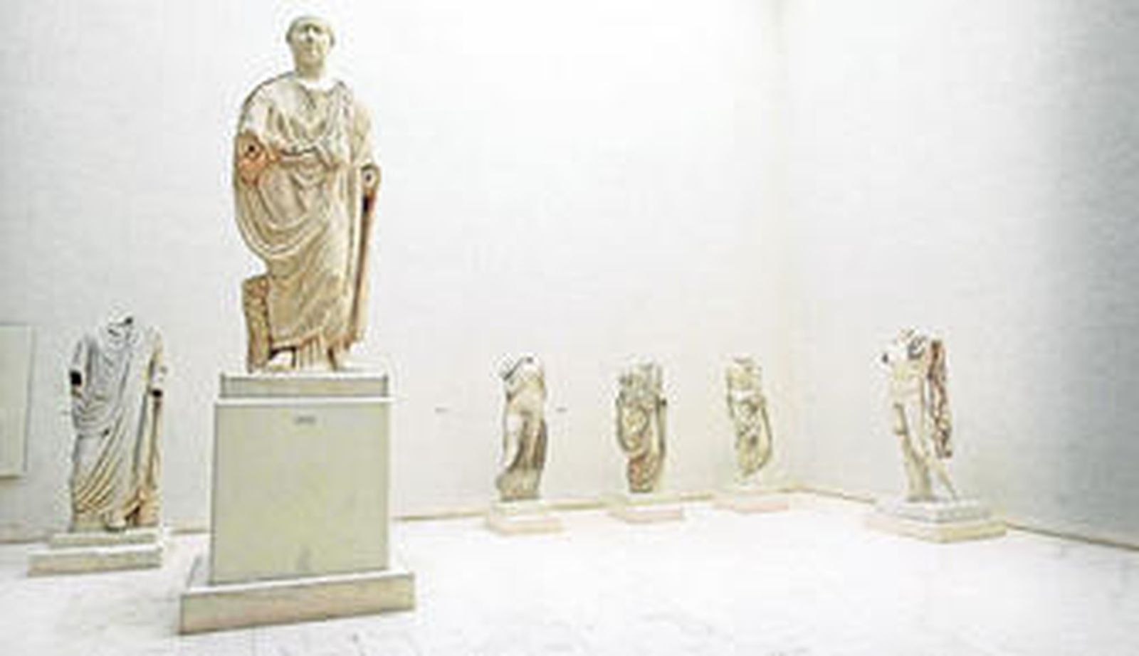 Estatua ubicada en el Museo de Cádiz, que corresponde a la cabeza de Trajano y al cuerpo de Claudio I.