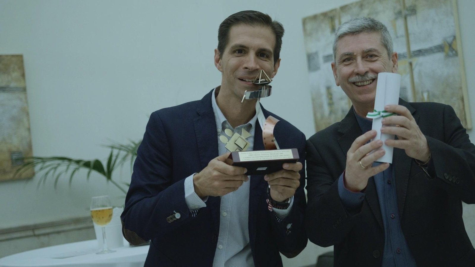 Federico Salvador y Juan Armando Salvador sosteniendo el merecido premio a Mejor Programa de Entretenimiento emitido en Radio Local.