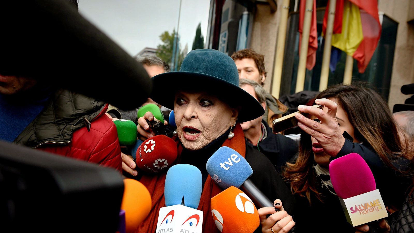 Lucía Bosé, ayer, saliendo de los juzgados.