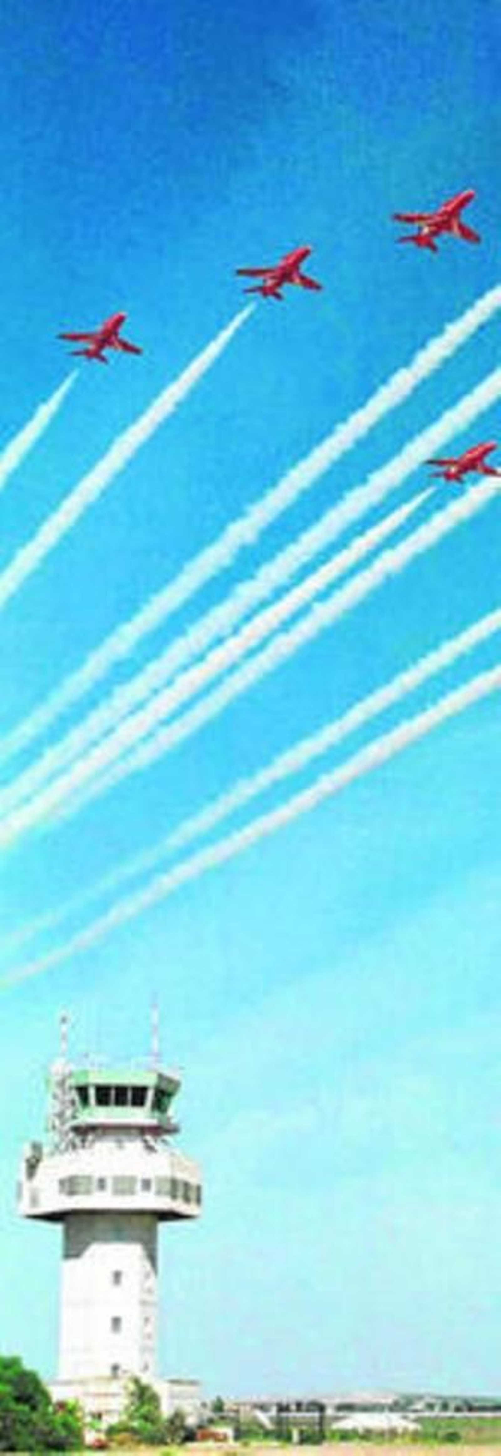 Aviones sobrevuelan el aeropuerto de Jerez en una exhibición.