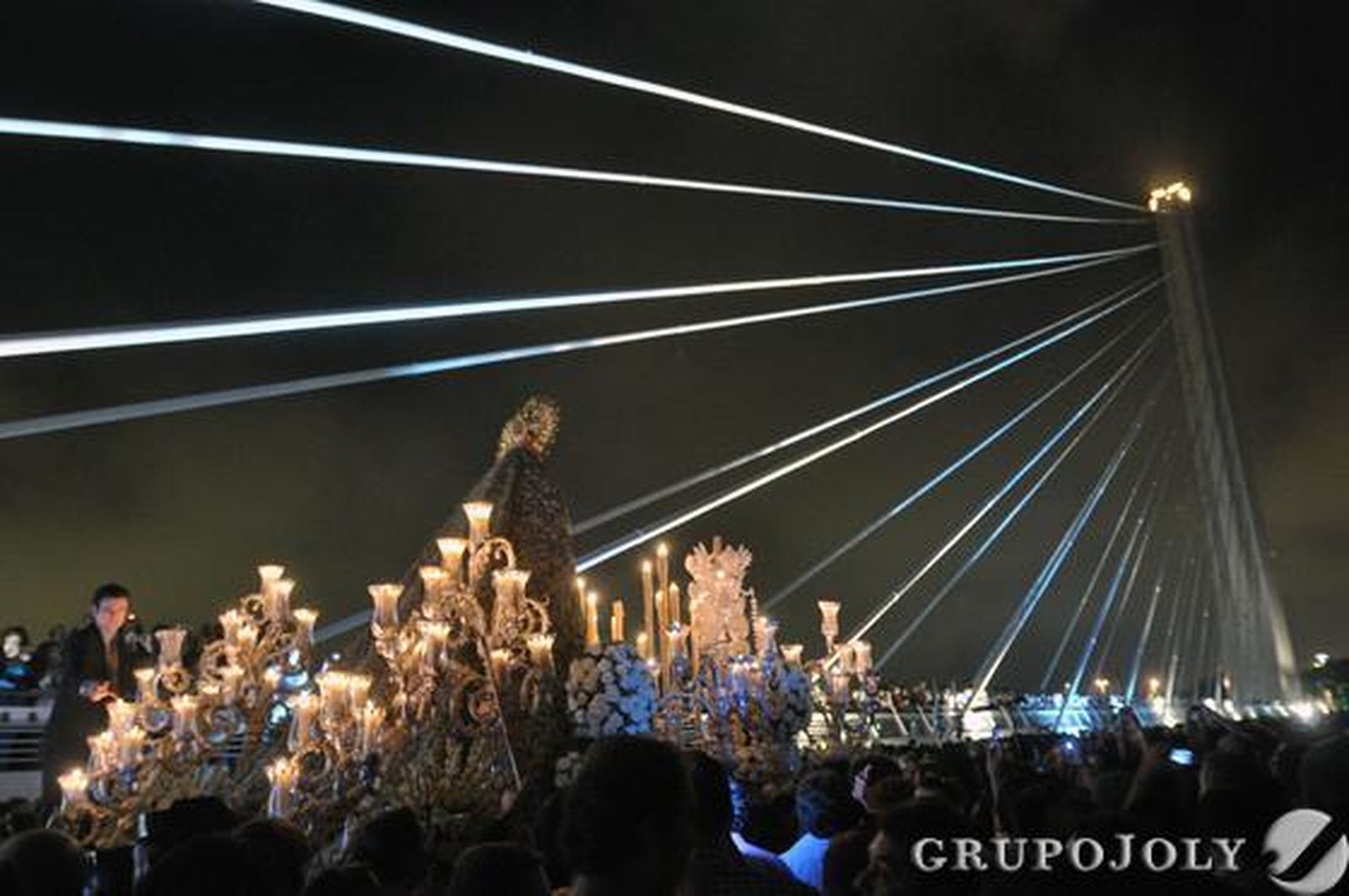 La Macarena cruza el río por el puente del Alamillo.

Foto: Manuel Gomez