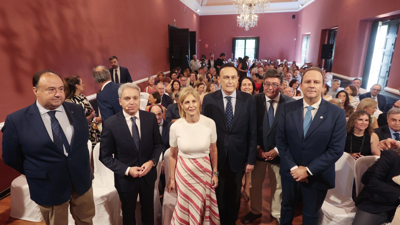 Vicente Vallés, junto a autoridades y público momento antes de su conferencia.