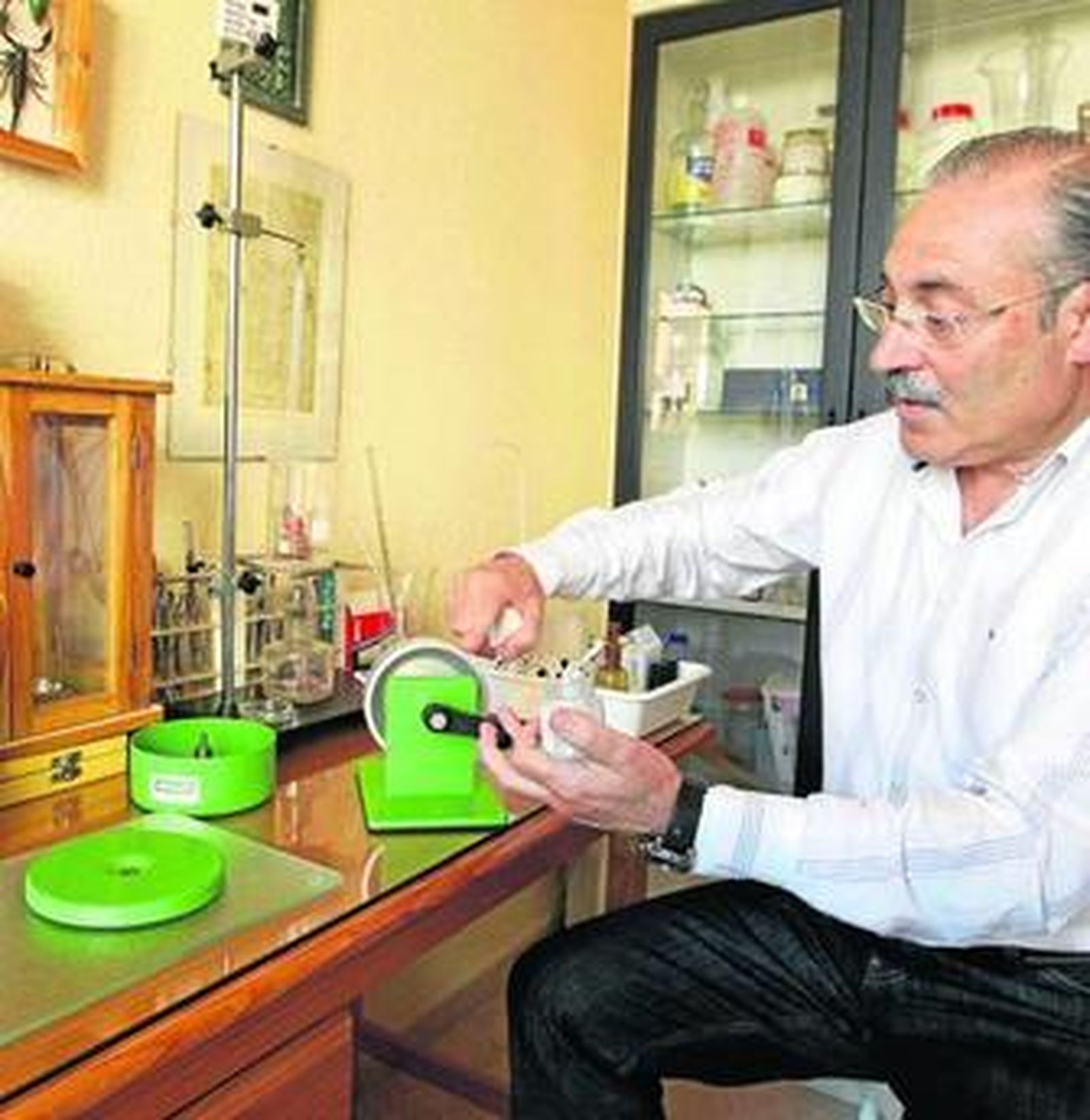 El especialista en alergología en su laboratorio donde estudia los niveles de polen.