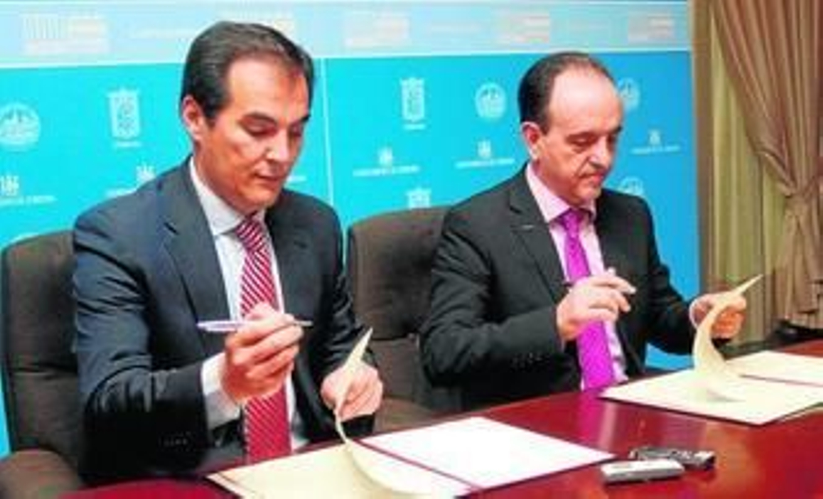 El alcalde, José Antonio Nieto, y el consejero de Turismo, Rafael Rodríguez, ayer durante la rúbrica del plan.