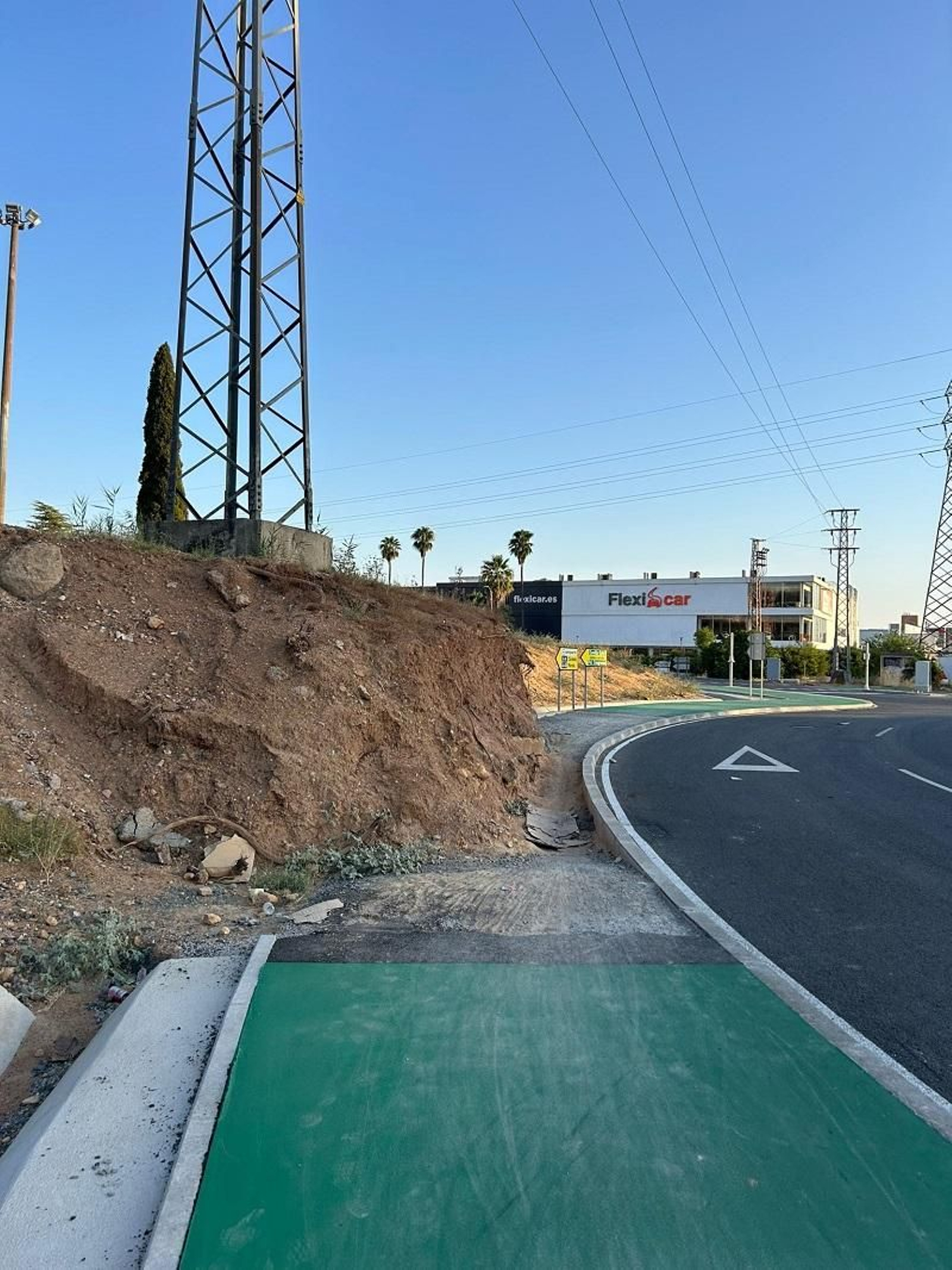 Entre Montes Sierra y Alcalde Luis Uruñuela, la obra del Tranvibús ha dejado así el carril bici en Sevilla Este