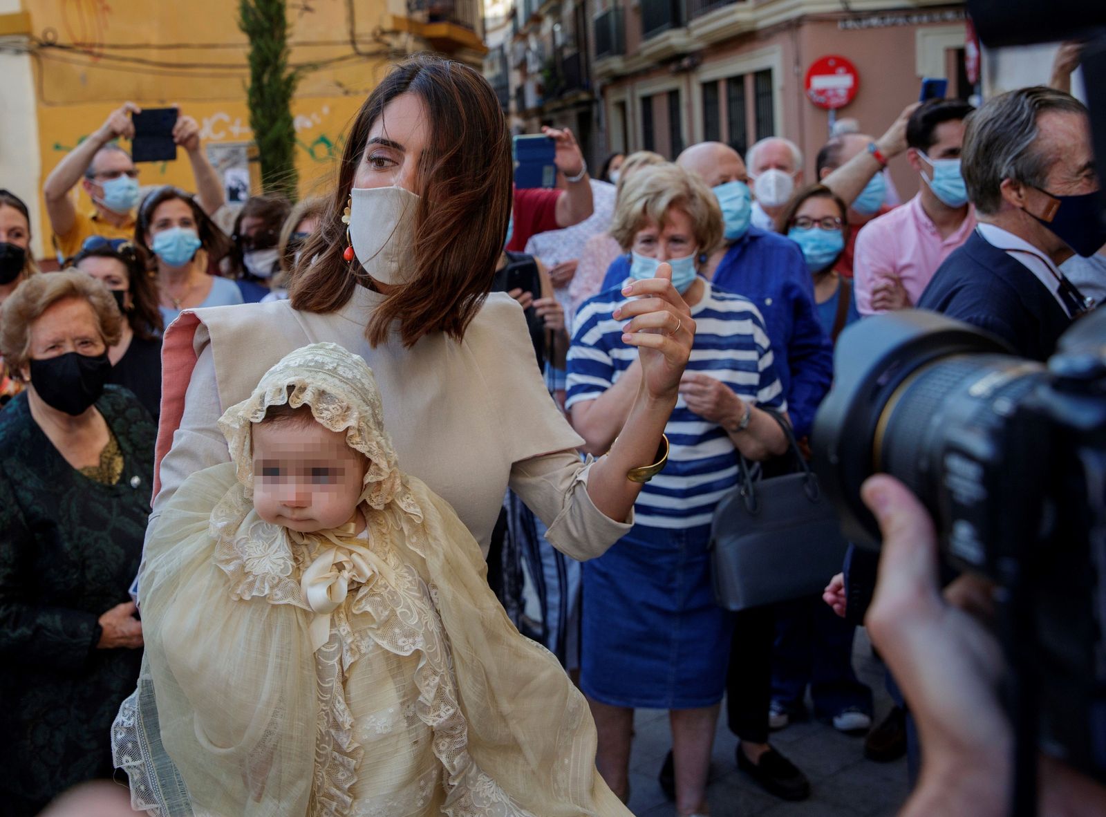 Numerosos curiosos se agolparon a la entrada de la iglesia de San Román para ver a la familia Alba.