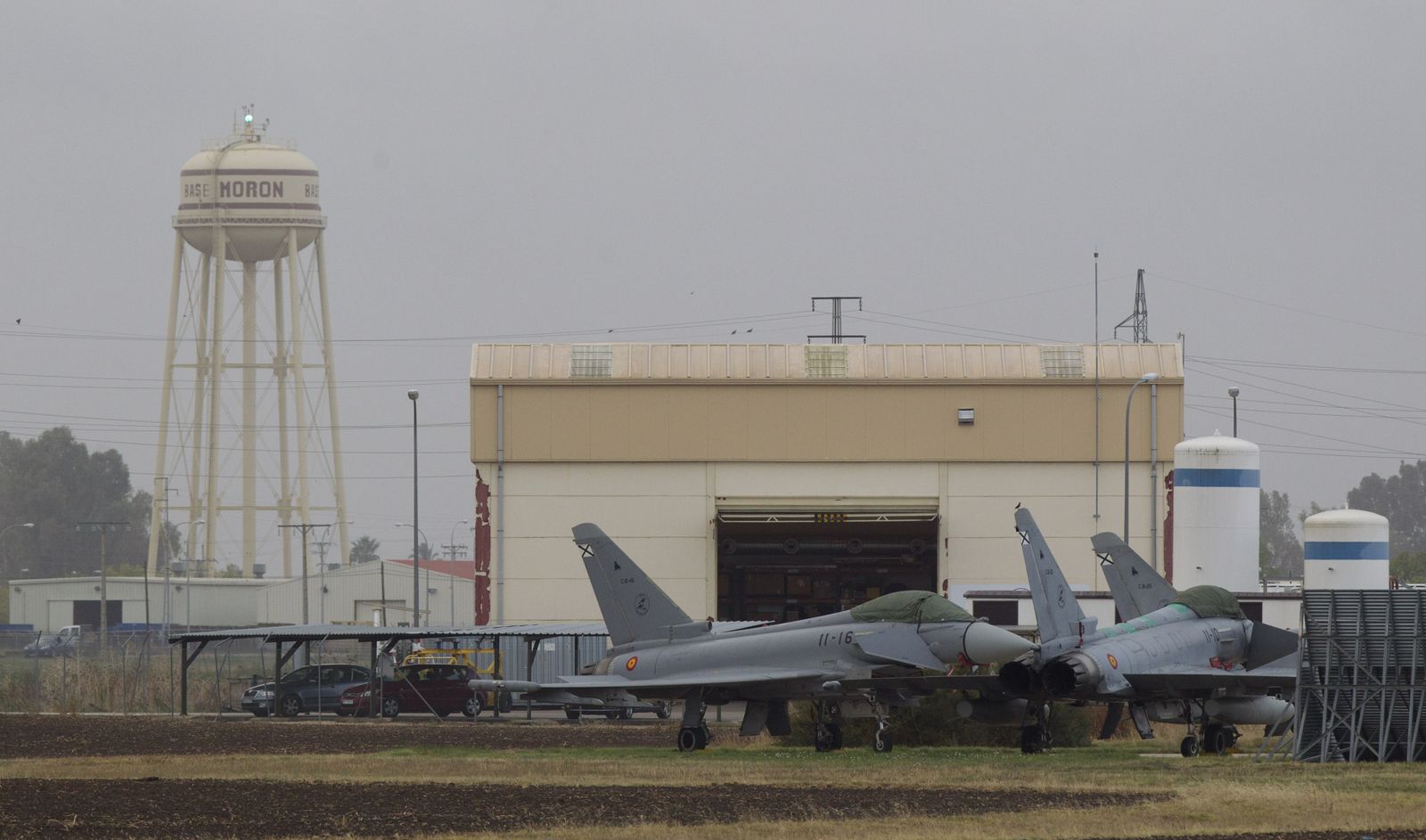 Varios cazas junto a los hangares de la Base de Morón de la Frontera.