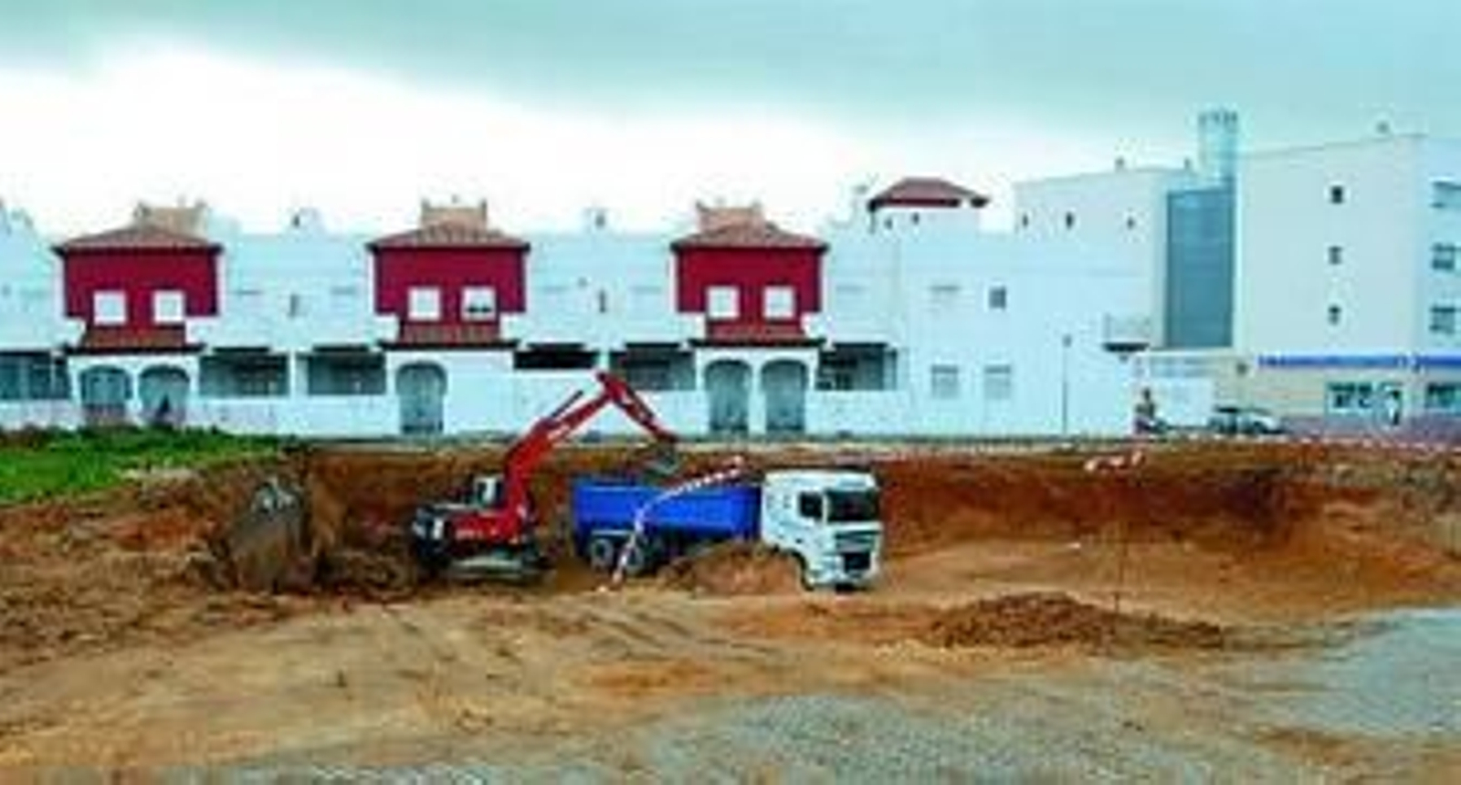 Máquinas trabajando en el movimiento de tierras para la Comisaría.