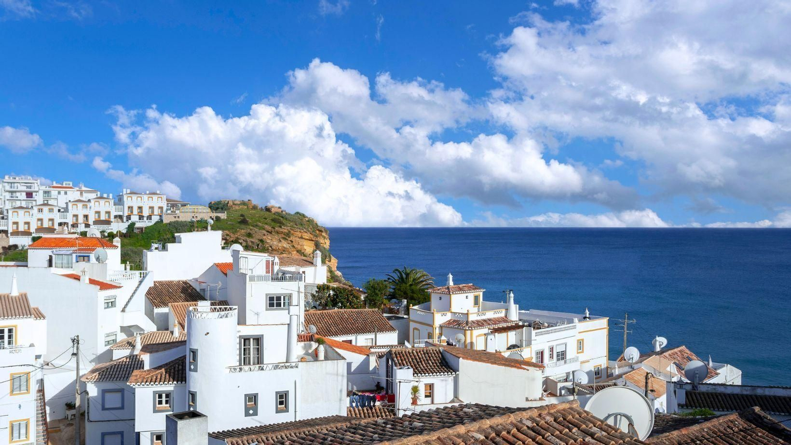 Este es el 'Santorini' portugués y se encuentra a un salto de Huelva Este es el 'Santorini' portugués y se encuentra a un salto de Huelva