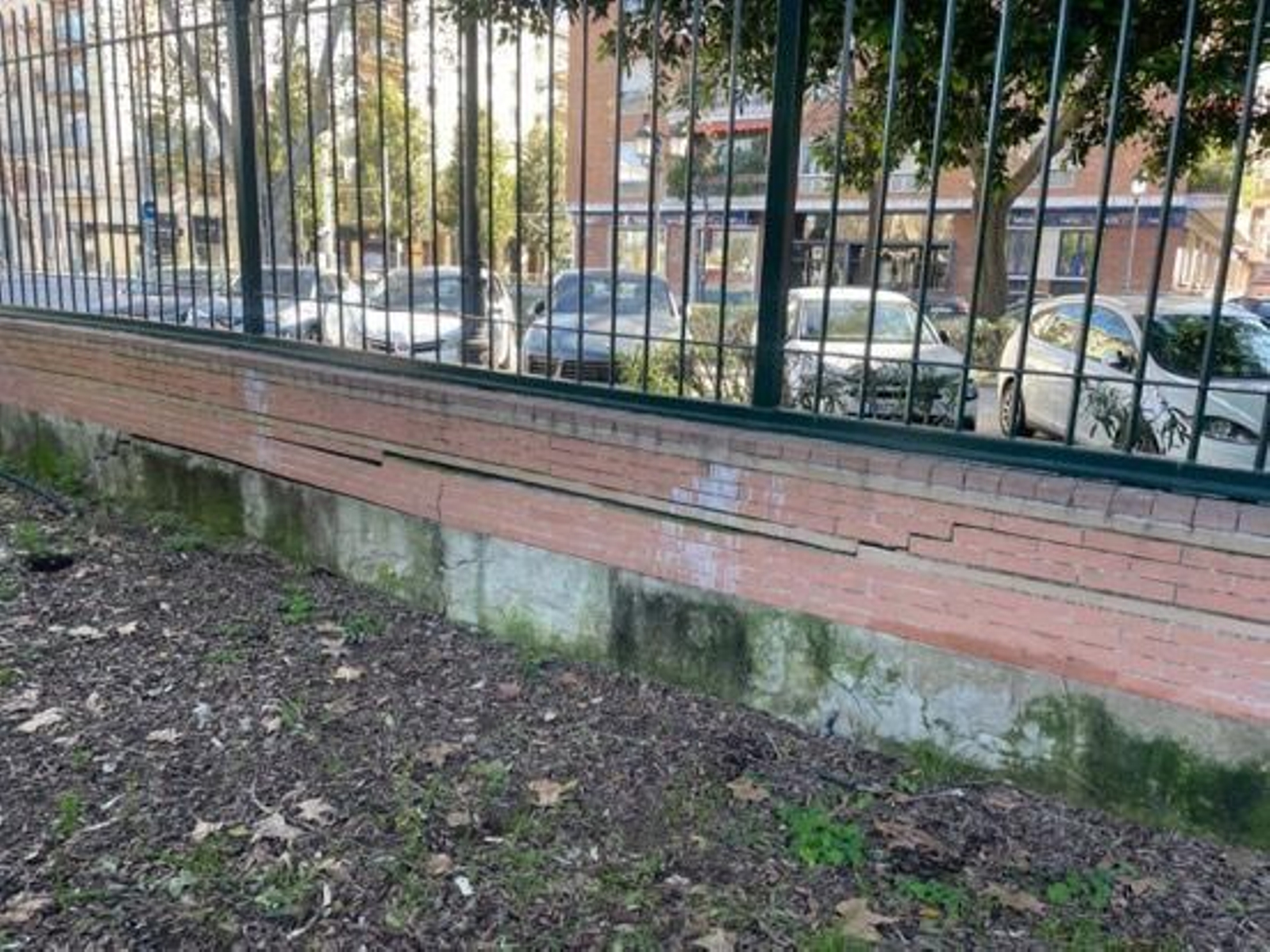 Las grietas del cerramiento de los Jardines del Prado en Diego de Riaño