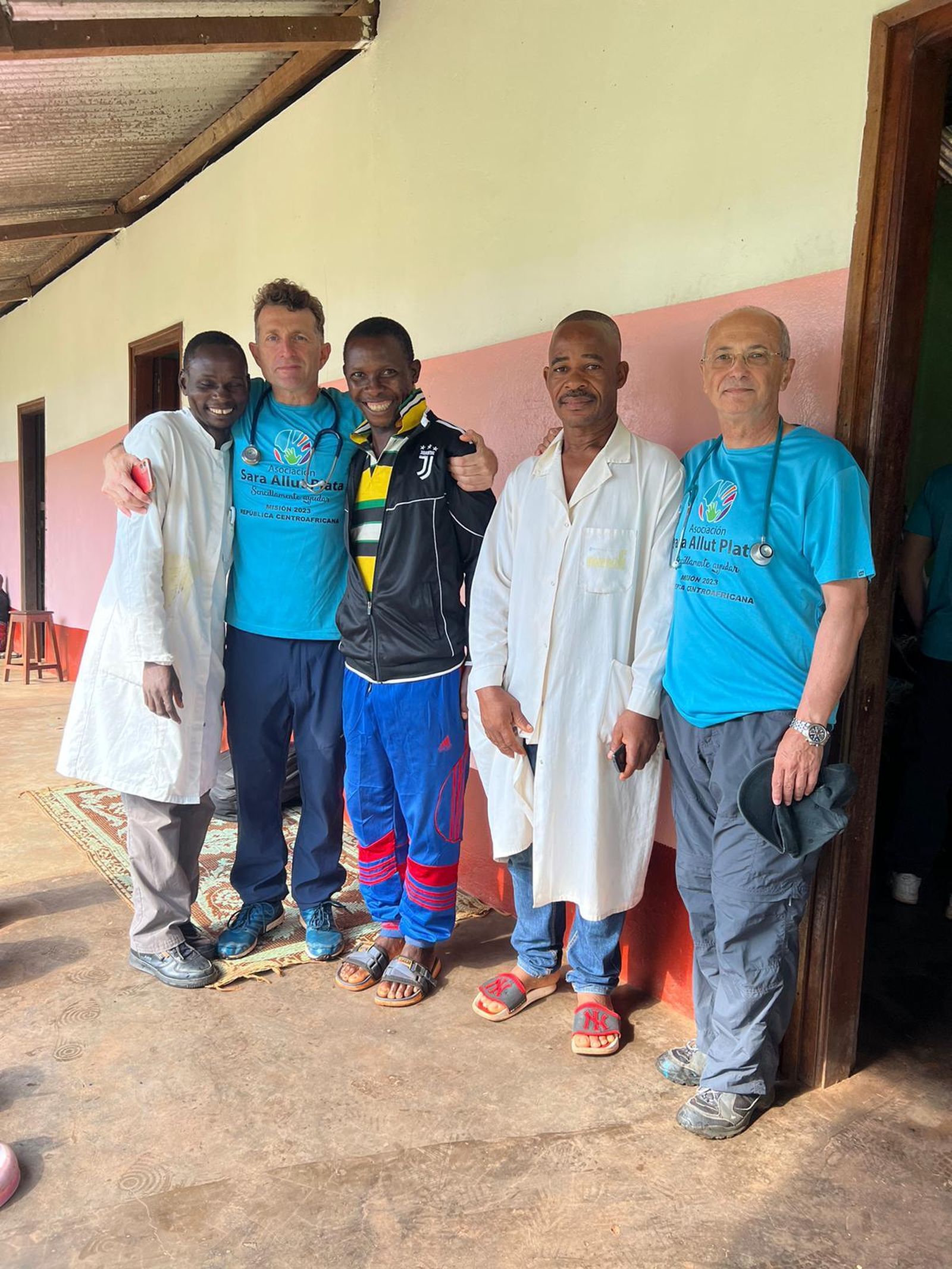 El doctor Antonio Huete y el doctor Gabriel Fiol junto a los profesionales sanitarios de Bagandou a los que han estado instruyendo durante 14 días