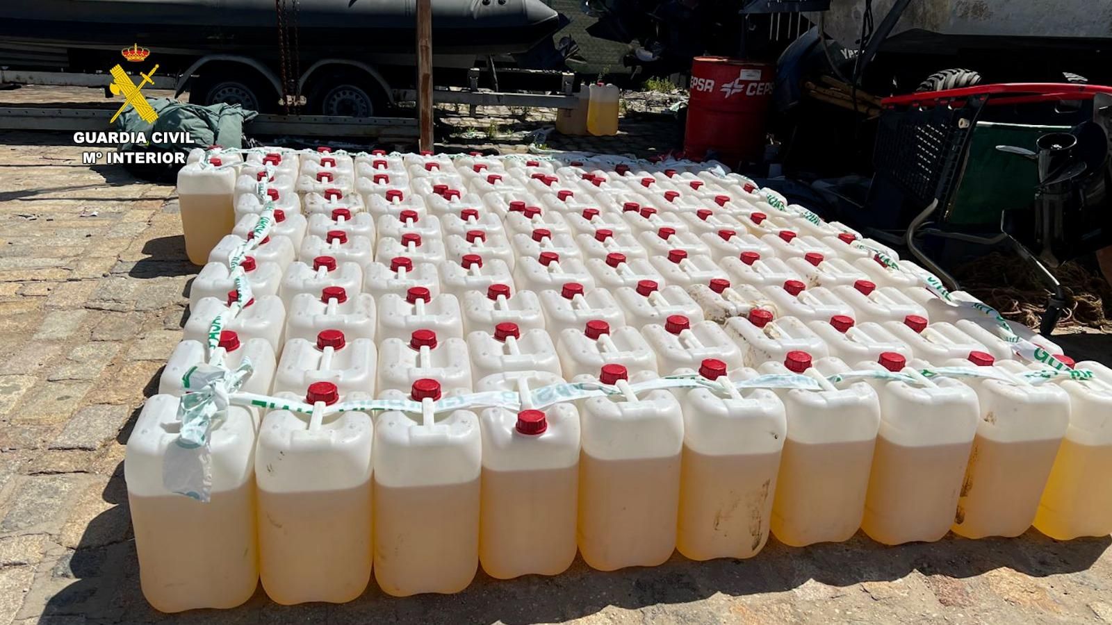 Garrafas intervenidas por la Guardai Civil en el operativo.