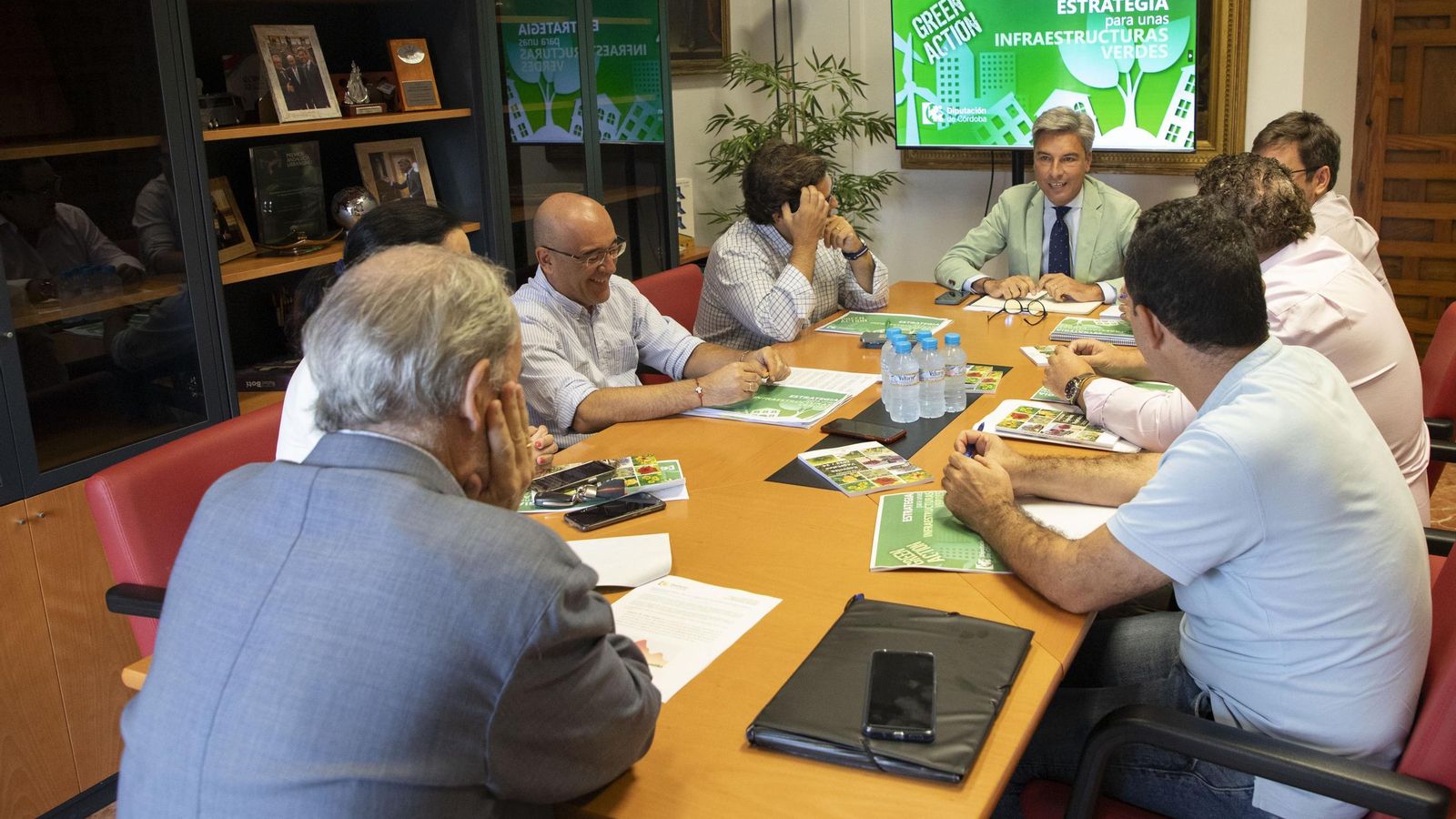 Andrés Lorite, al frente de la mesa de trabajo.