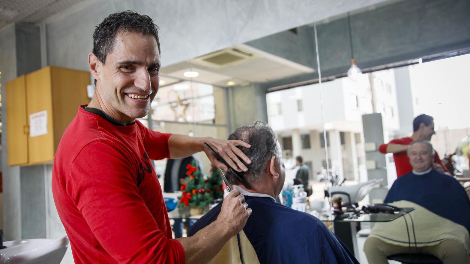 Paco Torres acicala a un cliente.