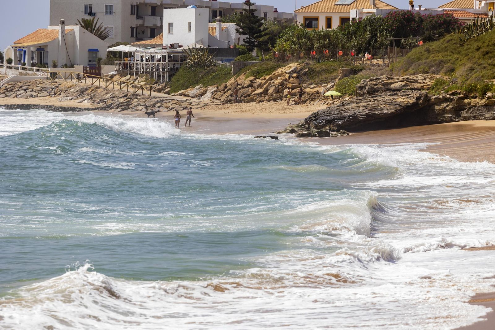 Las imágenes de la playa de los Caños tras el fuerte oleaje