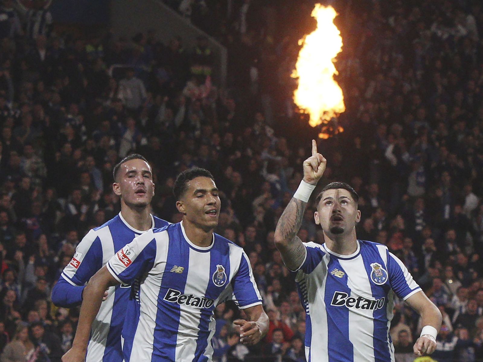 Fútbol | El jugador del Oporto Borja Sainz celebra su gol con una llama de dragón en la punta del dedo