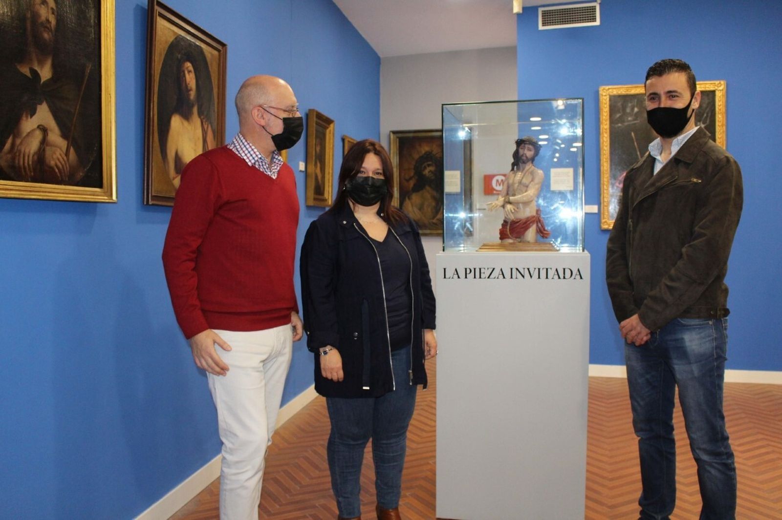 Jesús Romero, susana Rivas y Ángel Pantoja junto a la obra.