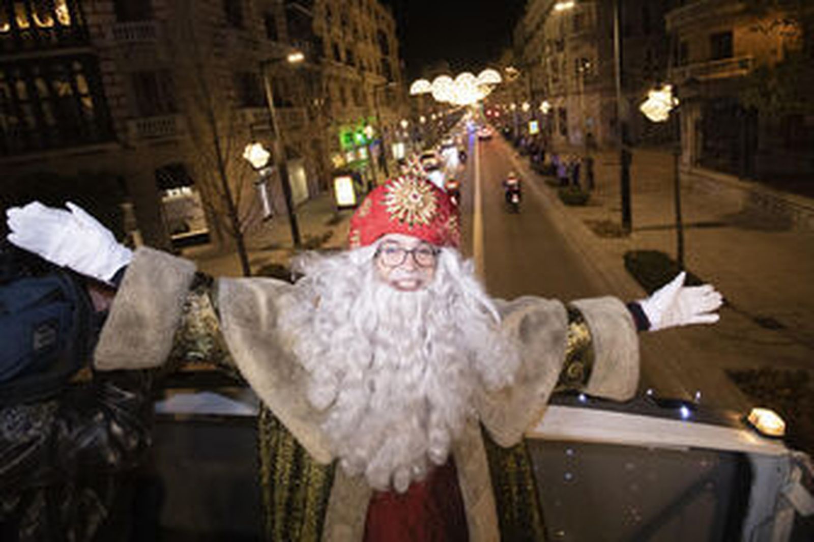 Fotos: así ha sido el recorrido en autobús de los Reyes Magos por Granada