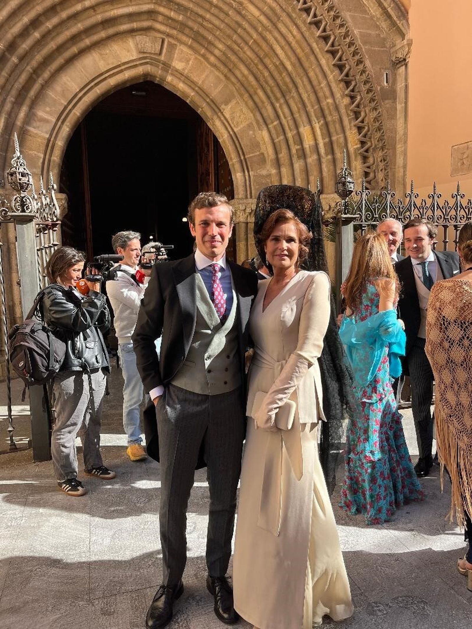 El novio posa con su madre, Llanos Espinosa.