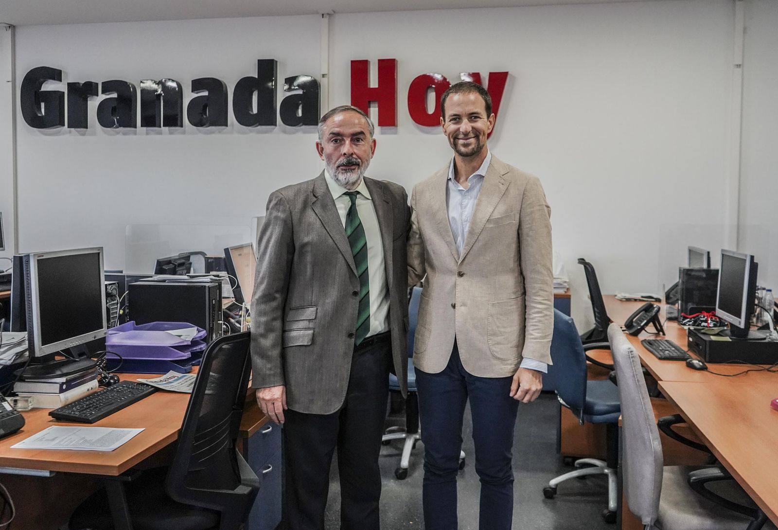 Francisco Donaire, gerente de Granada Hoy y Ordoño Vázquez, presidente de la Asociación de Empresarios de la Estación de Esquí de Sierra Nevada.