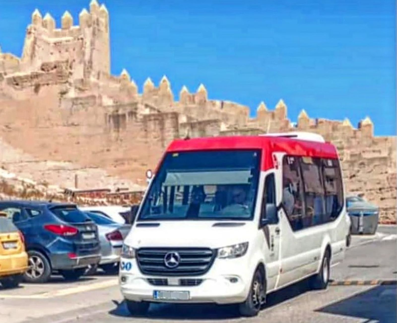 Imagen del microbús difundida por la comunidad vecinal en redes sociales.